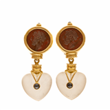 Geelgouden oorstekers/clips, elk bezet met een ronde carneool met een intaglio van een Romeinse heer, waaraan een hartvormige maansteen en een klei… – kavel bij Venduhuis De Eland