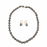 SCHOEFFEL, demi-parure bestaande uit een en-chute parelcollier van 41 zilvergrijze Tahiti-cultivéparels, verlopend van circa 8.5 mm - 12 mm, overwe… – kavel bij Venduhuis De Eland