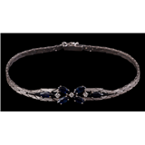 Witgouden armband, 14-krt., bezet met 6 maal blauwe saffier en 3 briljant geslepen diamanten, samen ca – kavel bij Veilinghuis Derksen