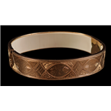 Strakke gouden armband, 14-krt., met gegraveerd decor aan buitenzijde en kunststof aan binnenzijde, diameter ca – kavel bij Veilinghuis Derksen