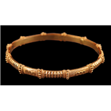 Ronde strakke gouden armband, 20-krt., rijkelijk versierd, diameter 6,3 cm, 18 gram – kavel bij Veilinghuis Derksen