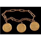Gouden closed-for-ever armband, 14-krt., bezet met 3 hangers van munten in gouden montuur, 14-krt – kavel bij Veilinghuis Derksen