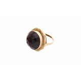 Een 14-kt gouden ring gezet met een gefacetteerde granaat, Hollands gekeurd – kavel bij Veilinghuis Korendijk