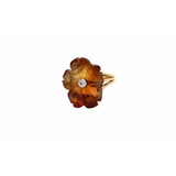 Een 18-kt gouden ring, bloemvormig gezet met barnsteen en centraal een diamant van circa 0.23 ct., Hollands gekeurd – kavel bij Veilinghuis Korendijk