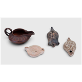 Een lot decoratief antiek waaronder olielampjes en een schekkannetje naar antiek voorbeeld – kavel bij Medusa Auctioneers