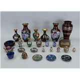 Een groot lot diverse aziatica waaronder cloisonne – kavel bij Medusa Auctioneers