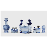 Een lot Hollands Blauw-wit aardewerk waaronder een jampot met zilveren deksel en ring – kavel bij Medusa Auctioneers