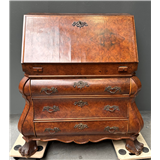Een noten belijmde klepsecretaire, ca – kavel bij Medusa Auctioneers