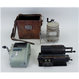 Een lot bestaande uit een vintage isolatiemeter, een kaartjesautomaat, en een mechanische rekenmachine – kavel bij Medusa Auctioneers