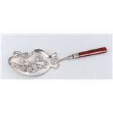 Een antieke zilveren natfruitschep of pasteoschep met een ajoure gezaagde en gegraveerd Biedermeier-decor en roodkleurig agaten heft, Nederlands ge… – kavel bij Medusa Auctioneers