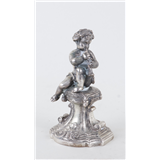 Een zilveren, fluitspelende putto op sokkel, gemerkt 800/1000 – kavel bij Medusa Auctioneers