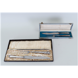 Een lot van twee sets trancheer couverts met zilveren heft – kavel bij Medusa Auctioneers
