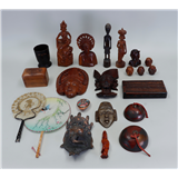 Een groot lot ethnografica, waaronder Indonesisch en Afrikaans snijwerk – kavel bij Medusa Auctioneers