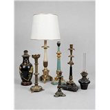 Een groot lot diverse lampvoeten een kandelaar en een olielamp (onderdeel) – kavel bij Medusa Auctioneers