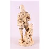 Een gestoken ivoren okimono van een muzikant met lachend kind aan zijn voeten, Japan, Meiji circa 1890, h 31 cm, 204 gram – kavel bij Veilinghuis Omnia