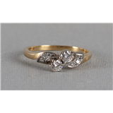 Een 14 krt 585/1000 gouden ring met 2 briljanten van 0.15 crt H-VS/SI per stuk en 6 achtkant geslepen diamanten – kavel bij Veilinghuis Omnia