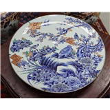 Een kapitale porseleinen Imari schotel, Japan, Arita, Meiji (1868-1912) – kavel bij Veilinghuis Omnia
