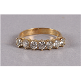 Een 14 krt 585/1000 geelgouden rijring, bezet met zeven briljantgeslepen diamanten Wesselton SI van totaal circa 1.45 crt, brutogewicht 3,4 gram, r… – kavel bij Veilinghuis Omnia