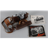 Een Leica IIIC fotocamera in bruin lederen foedraal, inclusief handleiding – kavel bij Veilinghuis Omnia