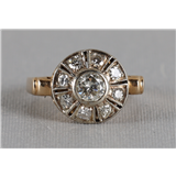 Een 14 krt 585/1000 gouden Art Deco ring met een briljant van 0.40 crt en een entourage van 8 diamanten van 0.04 crt per stuk – kavel bij Veilinghuis Omnia
