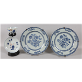 Twee gecontourneerd blauw/wit porseleinen borden, China, Qianlong 18e eeuw – kavel bij Veilinghuis Omnia