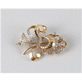 Een 14 krt 585/1000 geelgouden fantasiebroche, bezet met briljantgeslepen diamanten van circa 0.20 crt, 5x 0.05 crt en vele kleinere, circa 1940, b… – kavel bij Veilinghuis Omnia