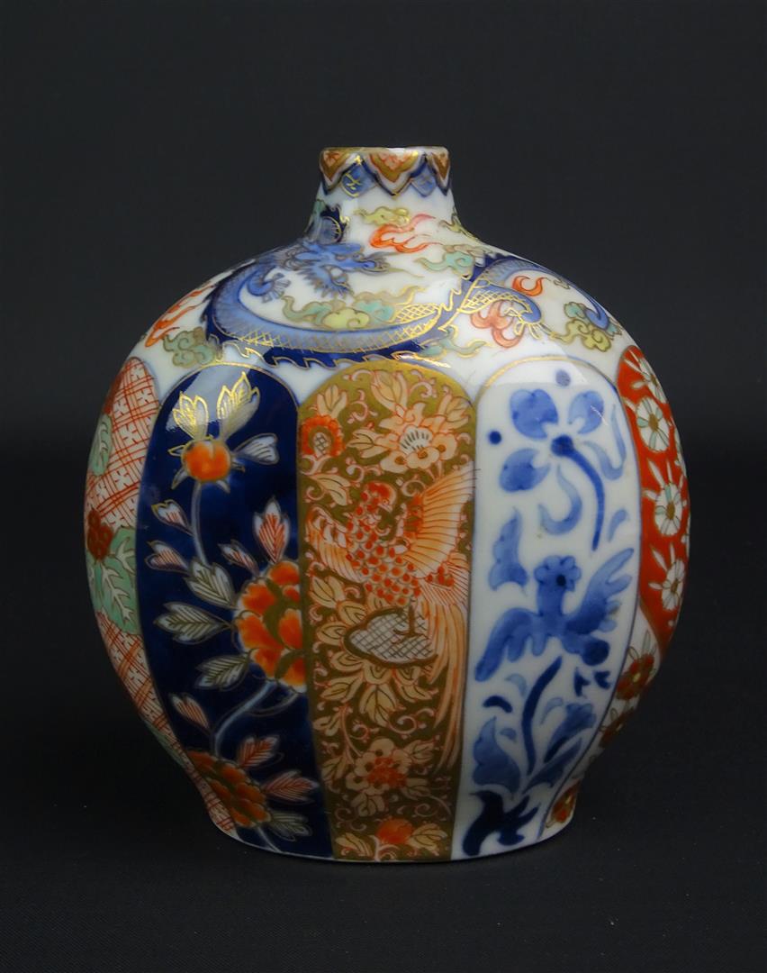 Japans porseleinen kruikvaasje met Imari auctions & price archive
