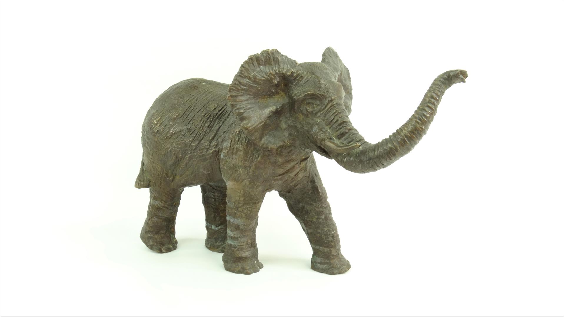 moderne bronzen sculptuur met voorstelling van olifant met opgeheven ...