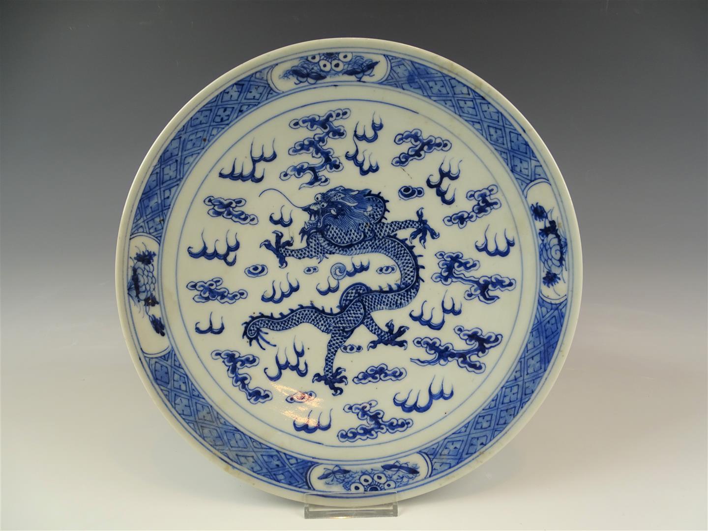 Chinees porseleinen schaal met blauw-wit - auctions & price archive